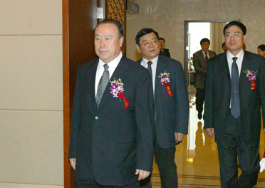 國(guó)家質(zhì)檢總局副局長(zhǎng)劉平均、總工程師張綱陪同全國(guó)政協(xié)副主席白立忱步入會(huì)場(chǎng)