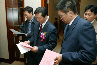 大會(huì)主席團(tuán)推舉產(chǎn)生的監(jiān)票人中國(guó)質(zhì)量檢驗(yàn)協(xié)會(huì)秘書長(zhǎng)助理張明、總監(jiān)票人國(guó)家質(zhì)檢總局質(zhì)量司司長(zhǎng)田世宏在仔細(xì)統(tǒng)計(jì)各項(xiàng)投票數(shù)據(jù)